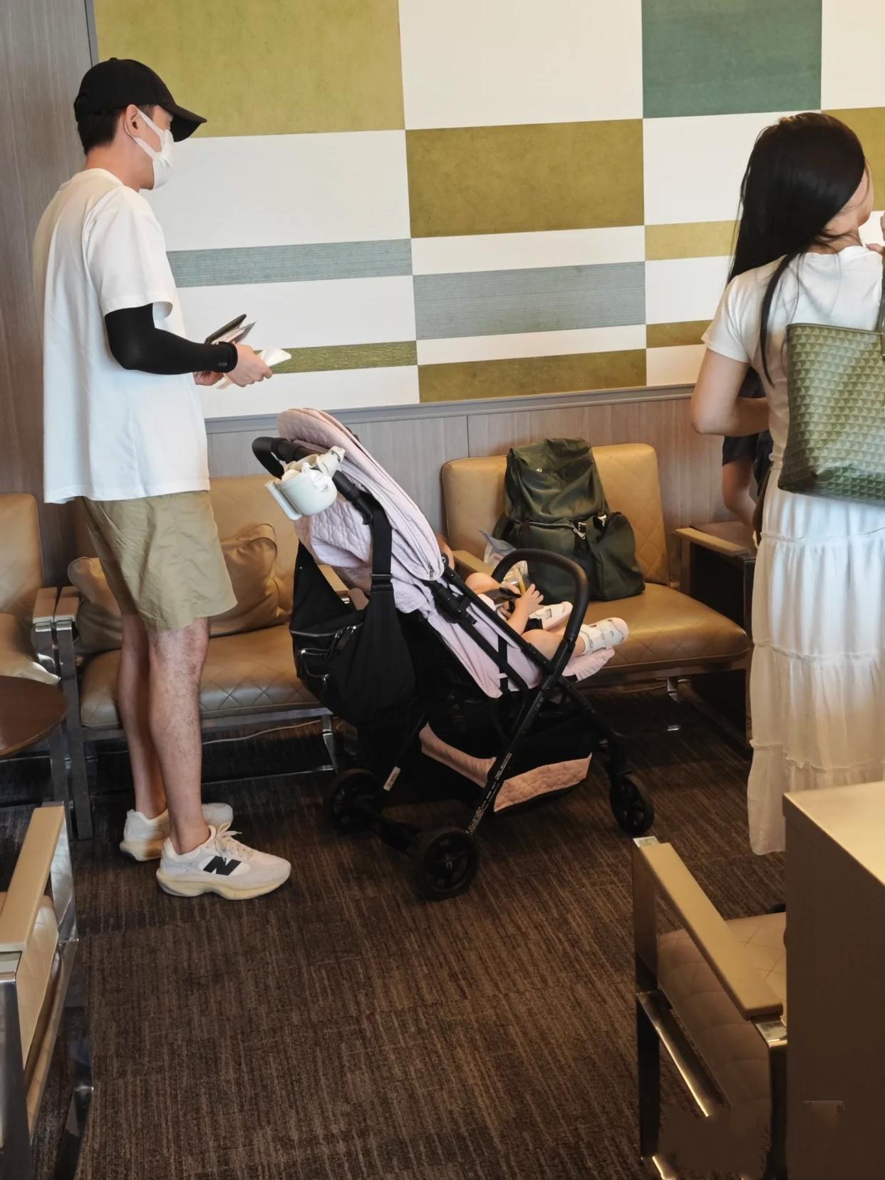 胡歌携爱妻萌娃新西兰旅行，一身休闲，腿细长 ​​​