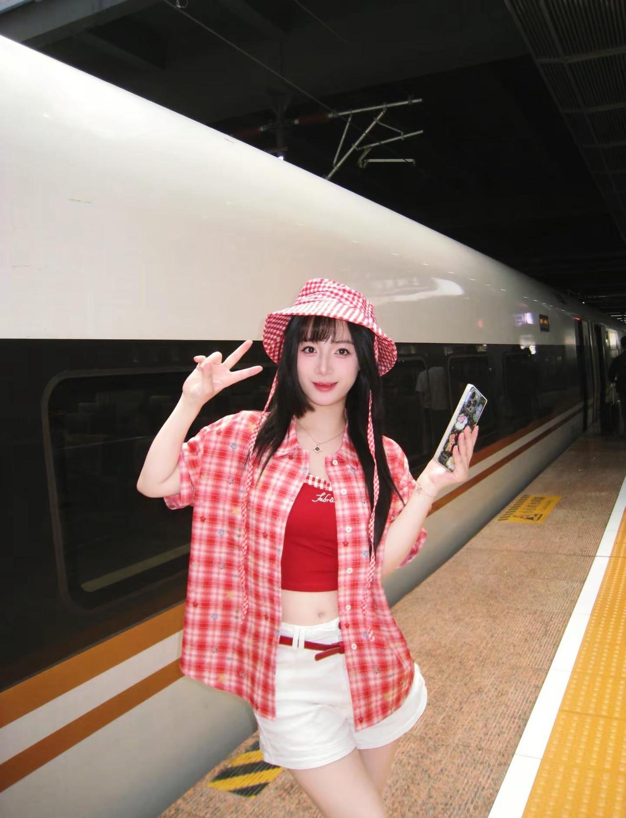 沪 cares you🚦。松弛感的城市 城市记忆citywalk  高铁女孩