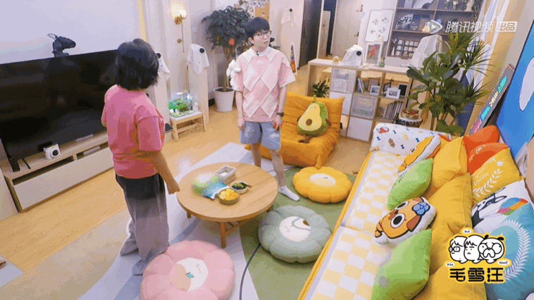 #戚薇挂毛雪汪墙上了#  咱就说这一次戚薇挂在了墙上的时候，真的太好玩了呀，这一