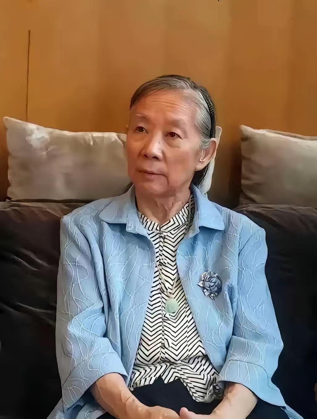 这个老奶奶，当年可是家喻户晓，人人皆知的大明星，如果你还能认出来，绝对是历史大佬