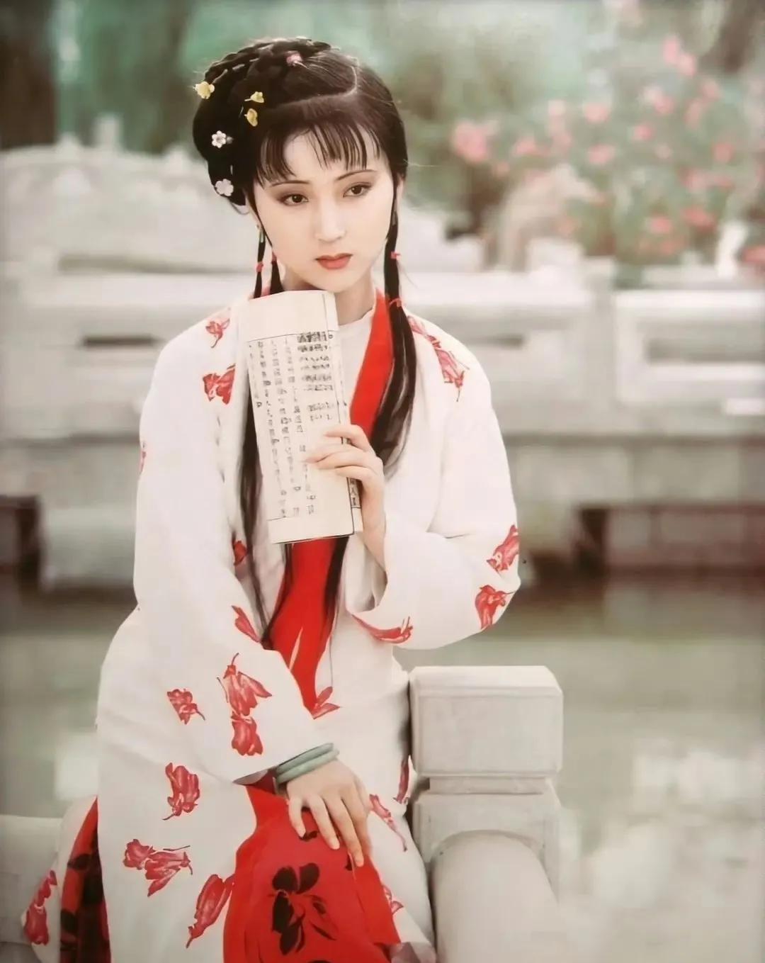 87版《红楼梦》是难以超越的经典，小戏骨版的《红楼梦》也不过是模仿其外在。
现在