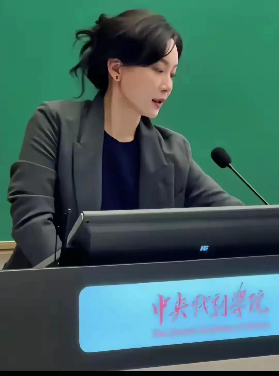 文化与演技于一身的美女[赞]