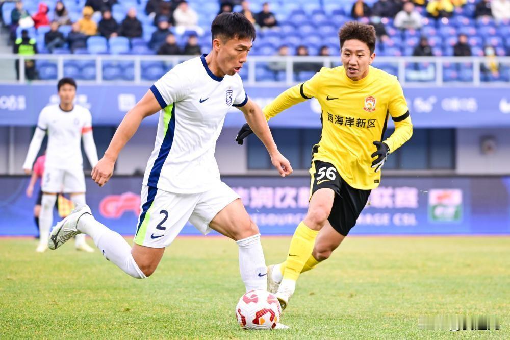青岛西海岸2-0武汉三镇
中超联赛第二轮，青岛西海岸迎战武汉三镇。上半场，魏黾哲