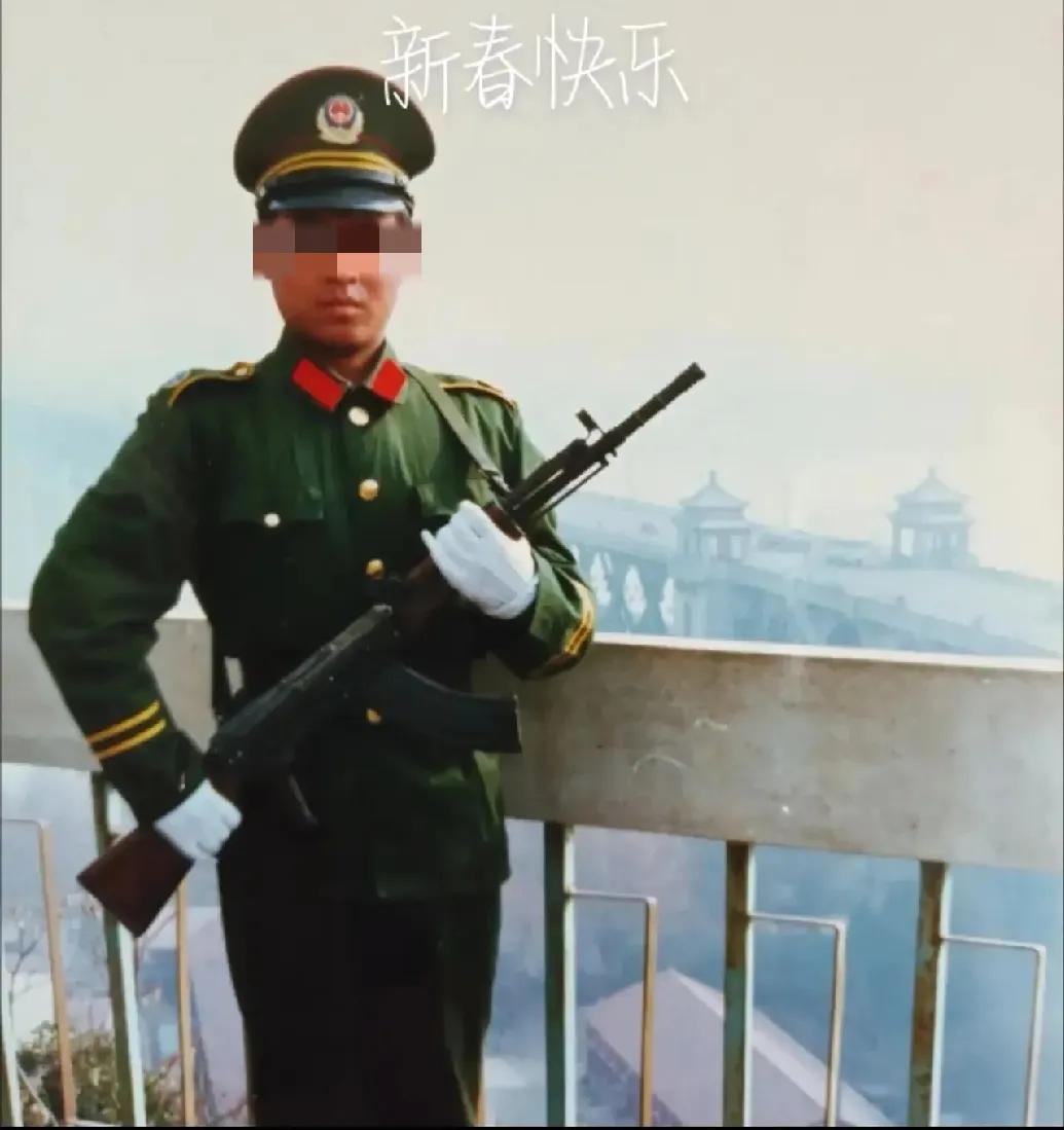 早期装备81式自动步枪的武警战士。网上看到的一张图，应该是穿着83式服装的武警战