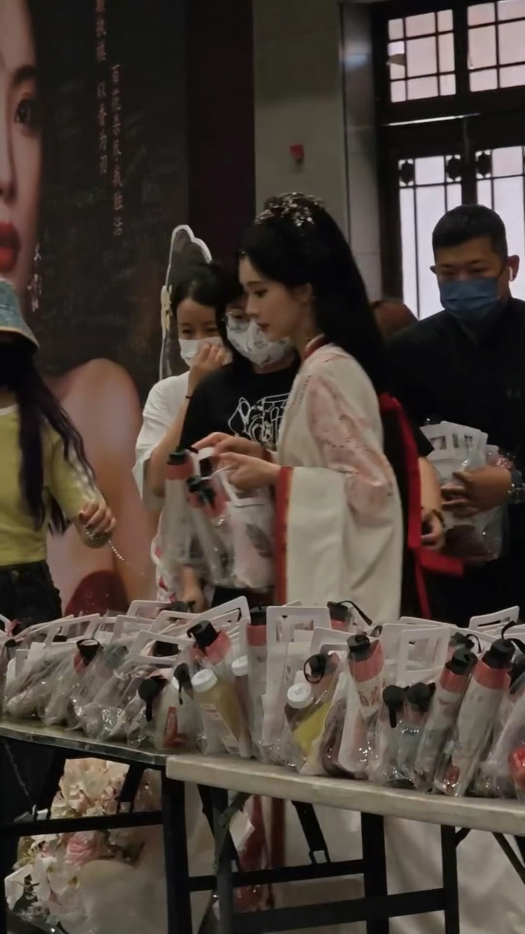 恭喜孟子义百花杀杀青接下来要无缝进组了🎉 ​​​