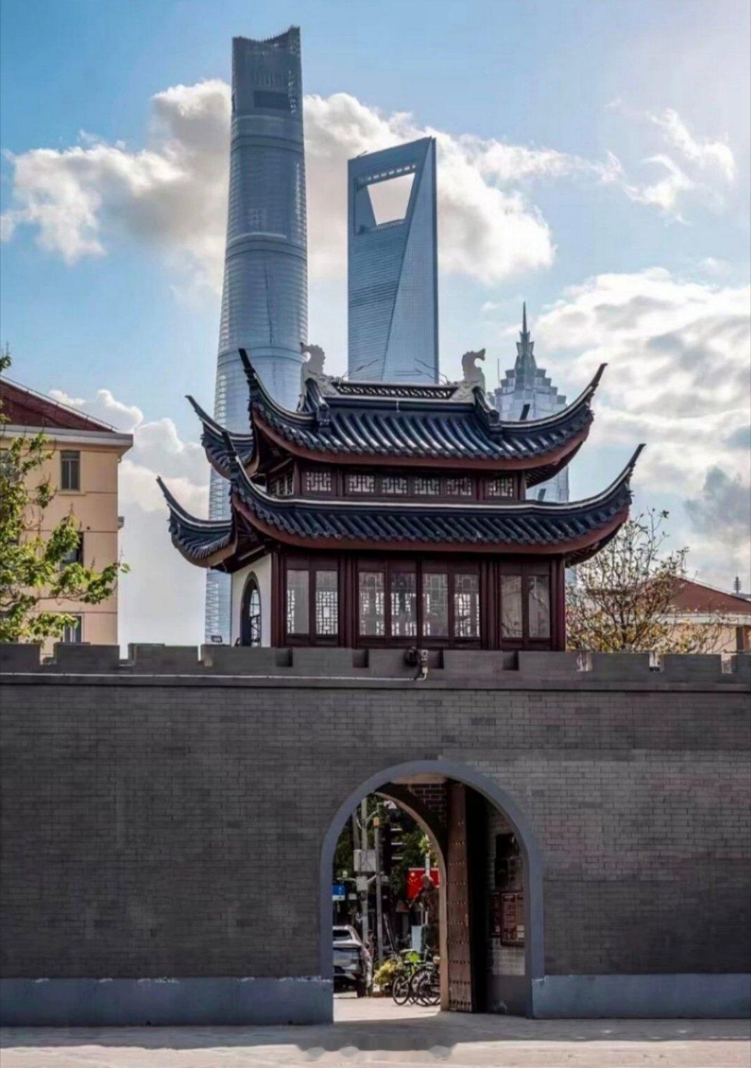 上海古今同窗，最魔幻的一幕原南市大境路那段明代抗倭城墙前，往后退两步一抬头。灰砖