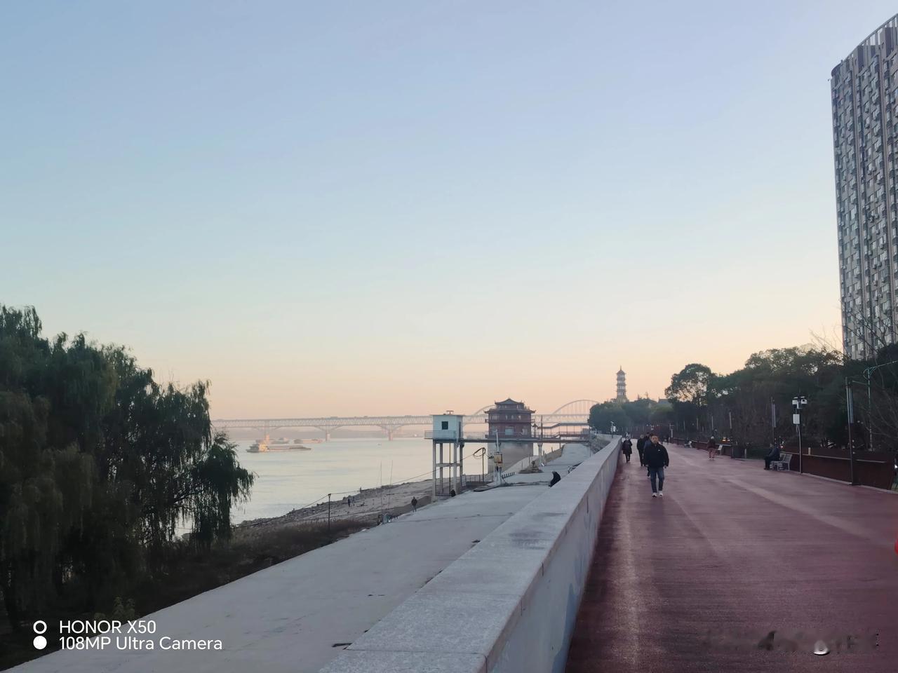 奋进江城共筑新篇11月26日长江岸边晨练打卡