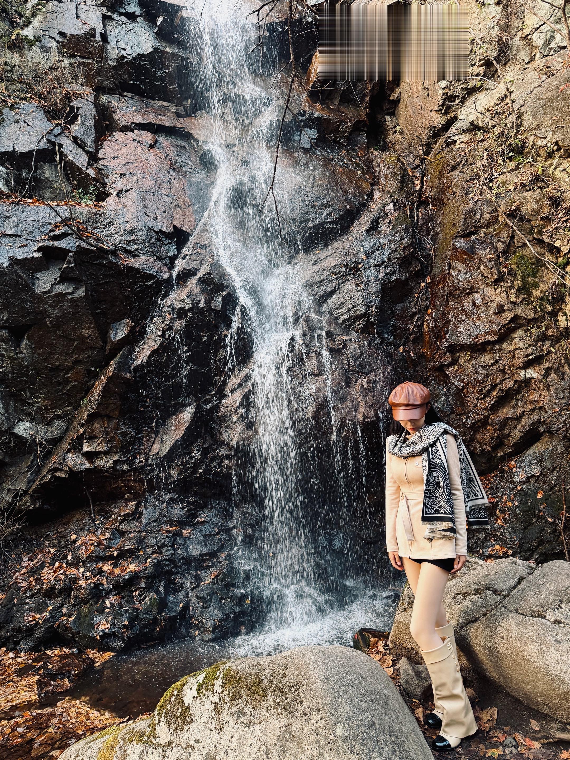 潺潺流水在山间回荡，在山野间聆听大自然的声音