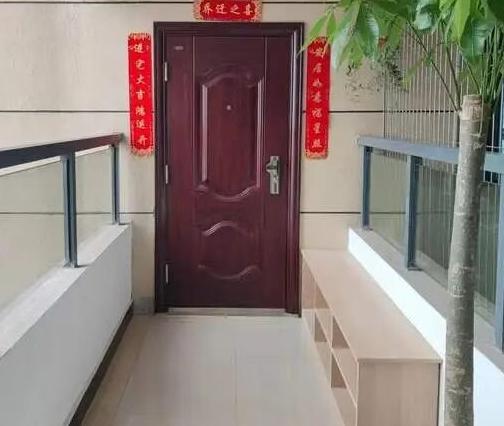 当初加价几十万买“一梯一户”，亲戚都夸我有眼光！现在住了两年，肠子都悔青了！上个