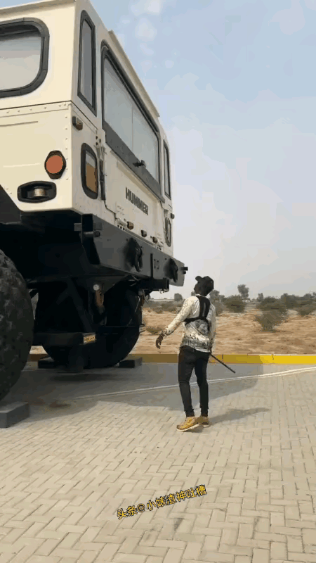 就想知道他最后怎么爬进驾驶室的。#小火车上的一幕# #我坐在火车上# #看火车也