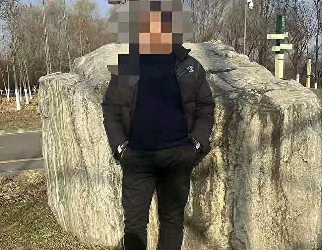 母亲深夜来电，儿子赶去调解，为何进门十秒命丧刀下？