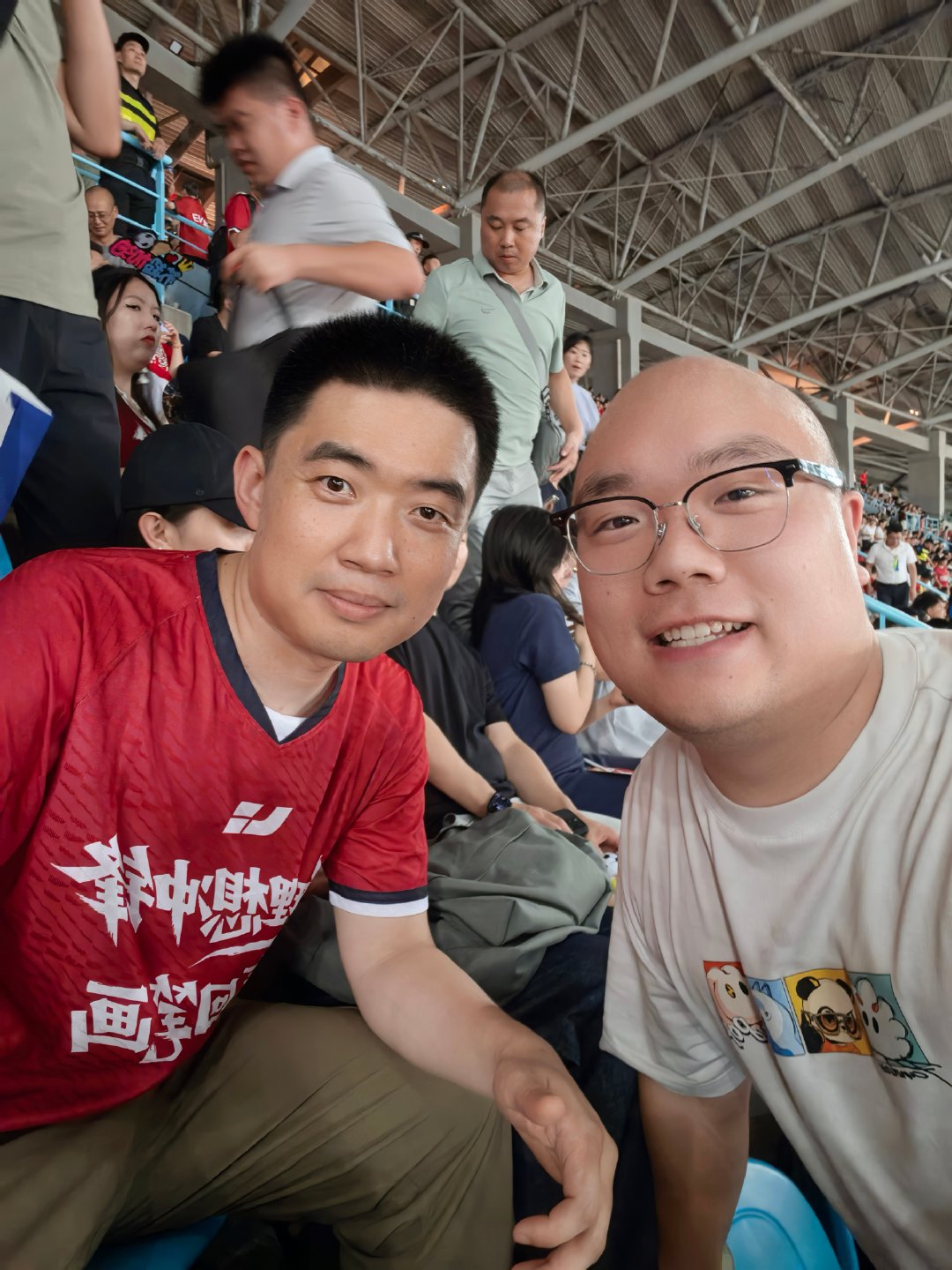 苏超常州vs徐州 和厂长合上影了，我和厂长说，理想i6搞快点，9月我媳妇就要生了