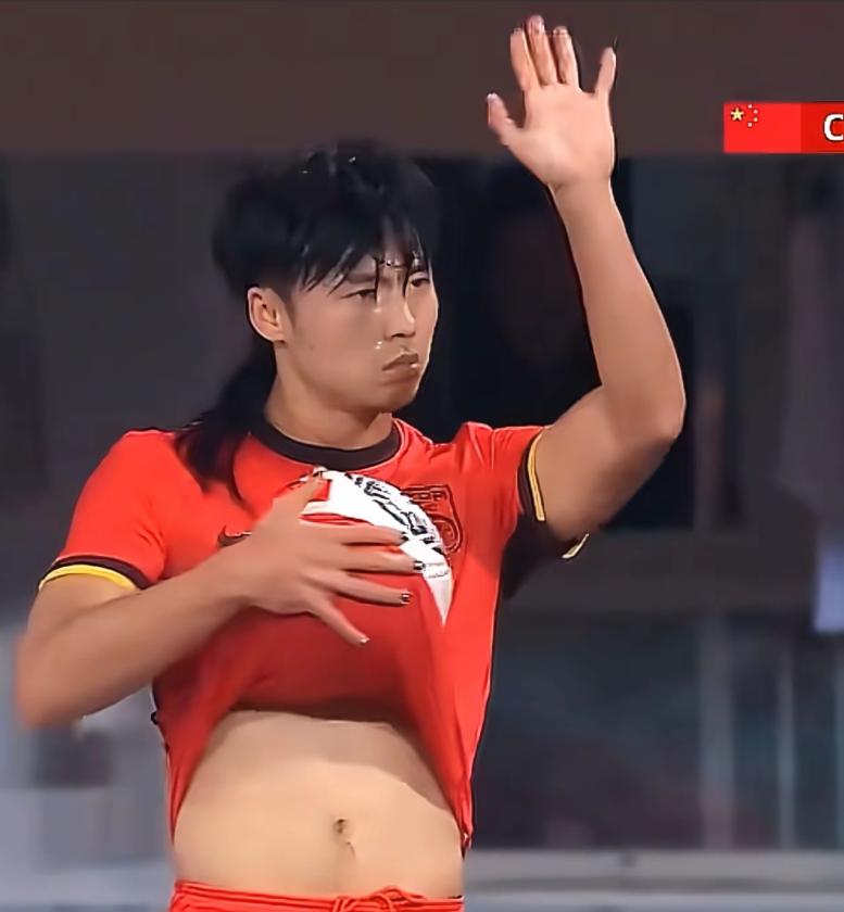 这样的底线不能突破

靓丽的红指甲，整块大腹肌，诡异的长头发，不管怎么看都不能和