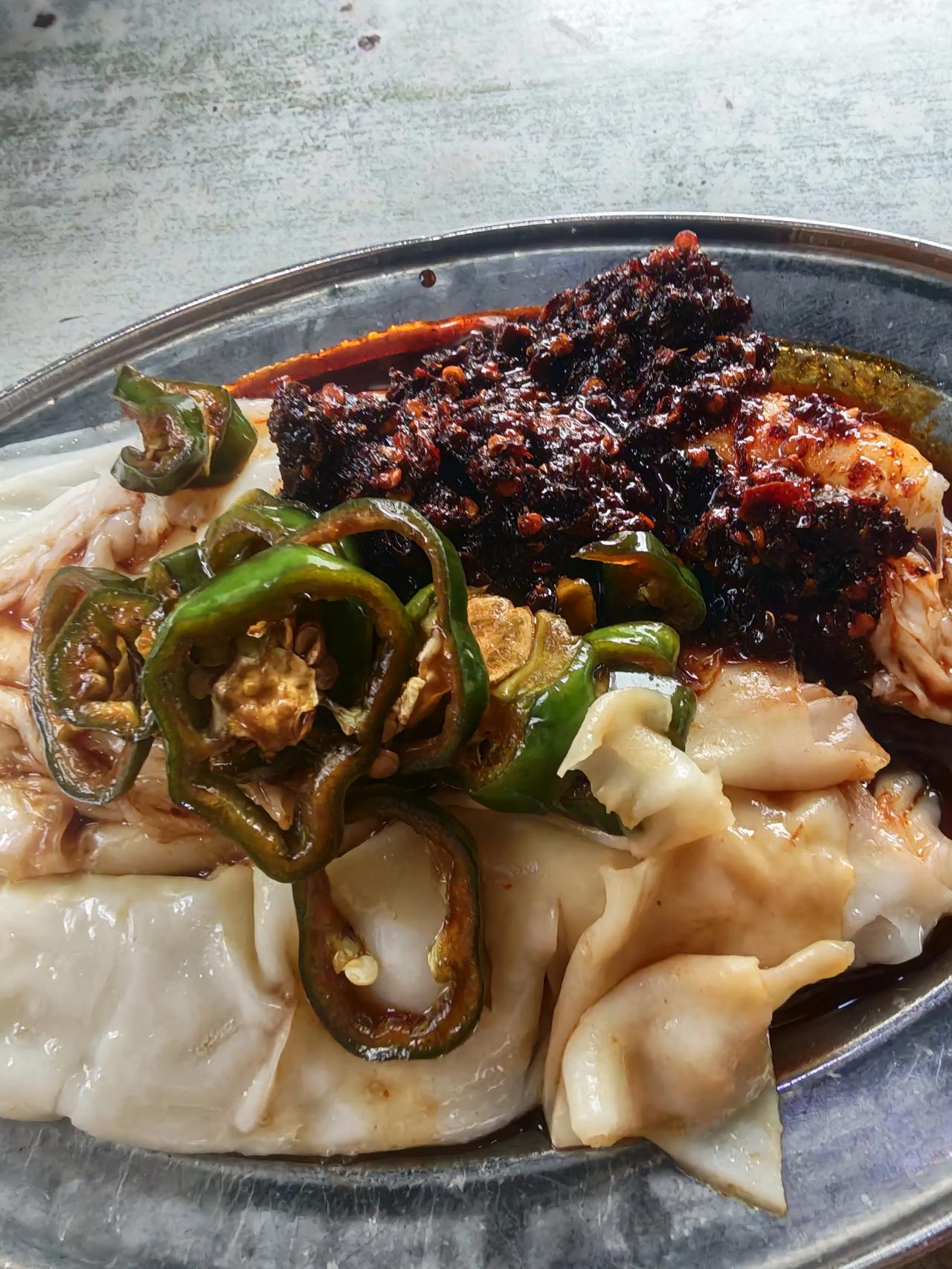 说起肠粉，我就喜欢这样吃，薄薄的肠粉沾上各种各样的辣椒酱，说实话，真的是非常显瘦