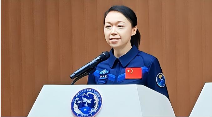 刚上太空一夜，就被骂上热搜？香港航天员黎家盈，到底刺痛了谁的玻璃心。我们的女航天