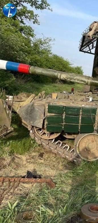 前线俄军士兵在T-72坦克外面又焊了一个铁皮房，用来防乌军的自杀式无人机，其实不