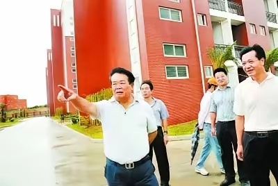 一个河南考生，考了683分。这分数够他报浙大、南大、中科大的大部分专业。但他最后