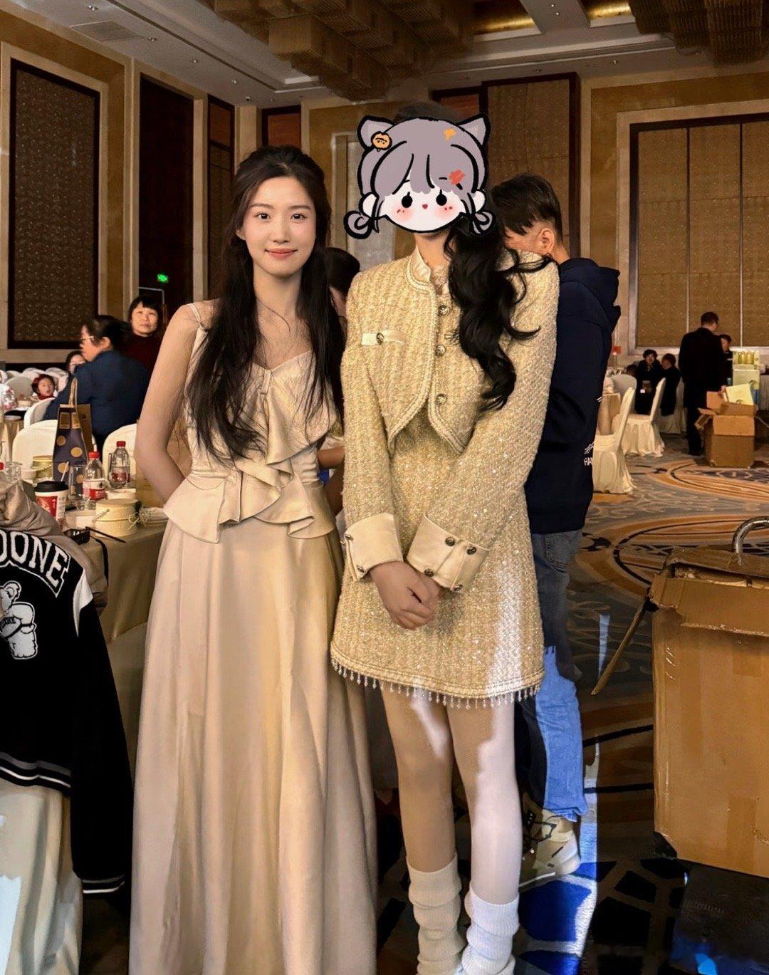 素人镜头下的卢昱晓 噜噜晓美美当伴娘，我就这样到处收集素人镜头下的美照卢昱晓与素