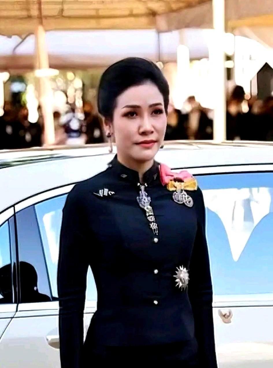 快讯！快讯！
 
泰国国王瓦吉拉隆功突然宣布了。
 
镜头里，王后在祭拜流程里连