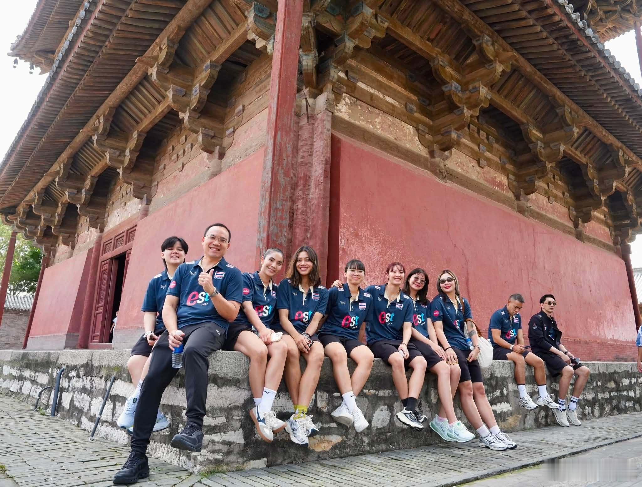 国际排坛动态泰国女排虽然备战亚锦赛很紧张，但泰国女排还是抽出时间去了蓟县的独乐寺