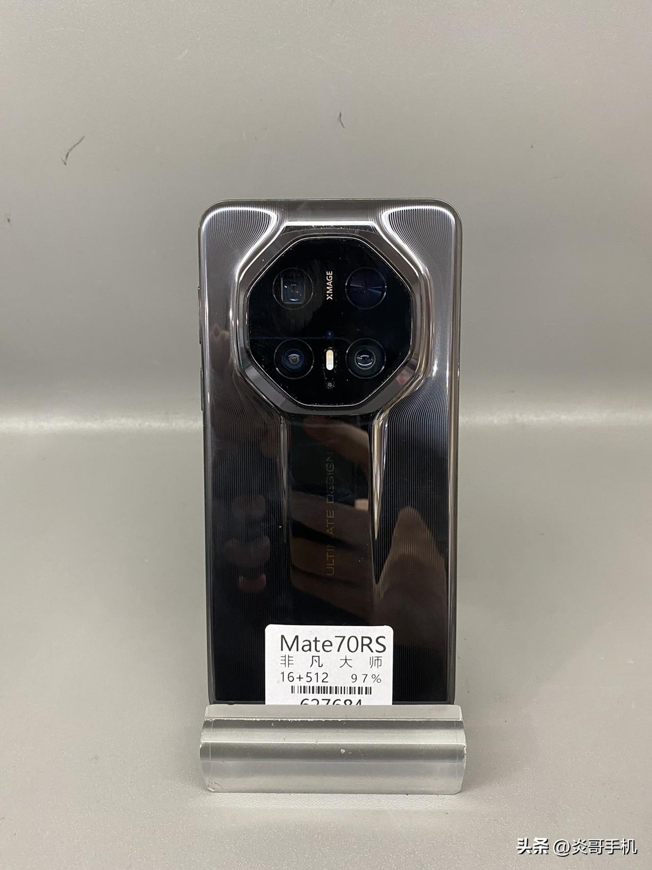 华为mate70保时捷16+512
成色98新 还是保时捷便宜，一台掉了5000