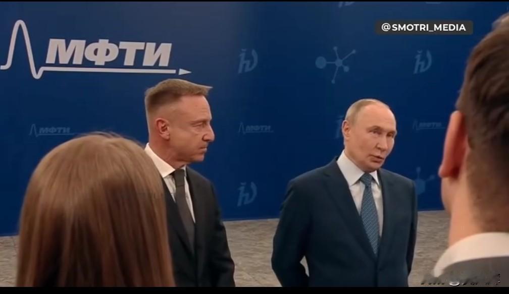 普京：俄罗斯打造新型破冰船开发北极

1月23日，普京在大学生节前夕到访莫斯科物