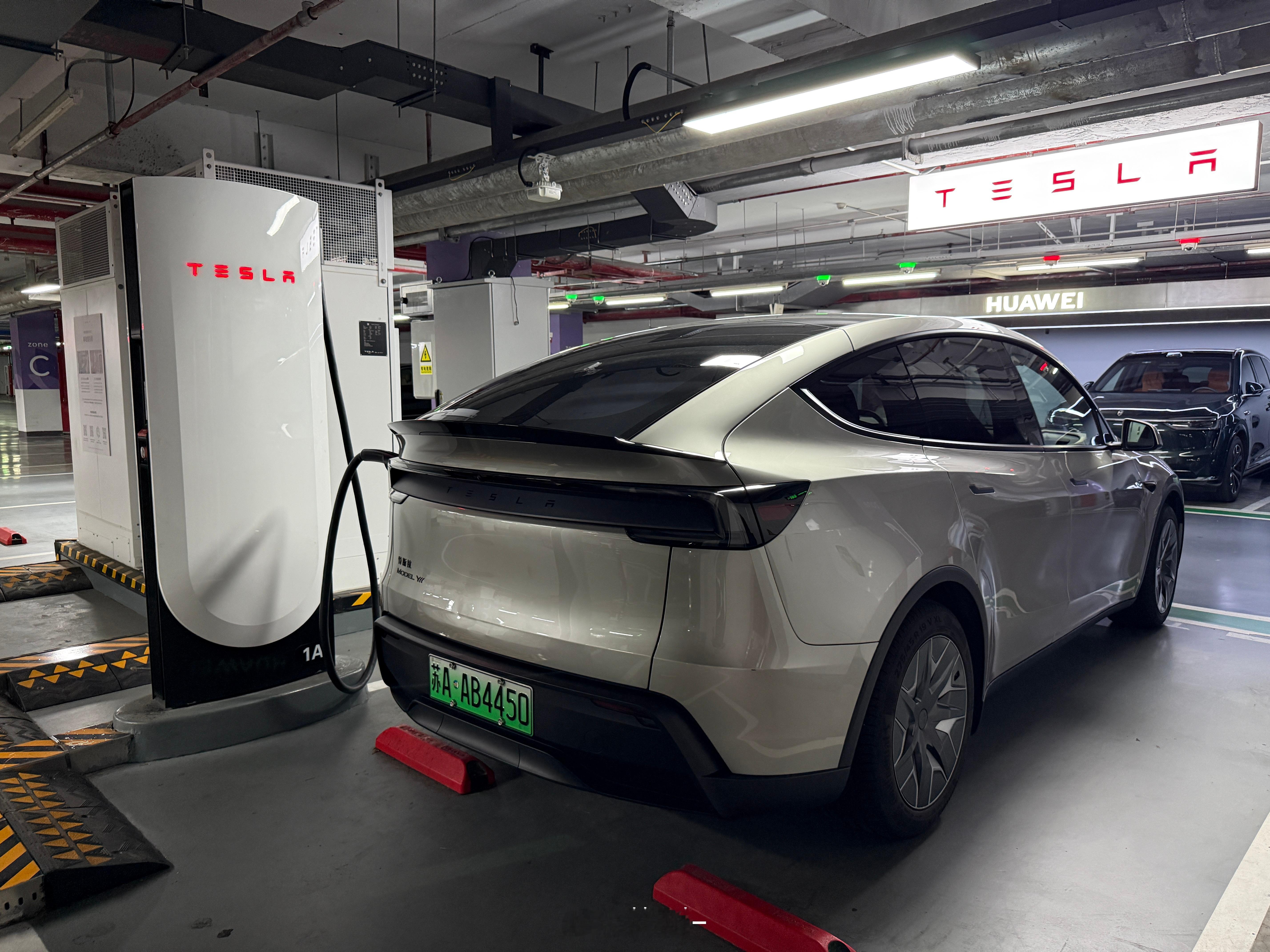 先来特斯拉的V4超充给这台Model YL奶一口！ 