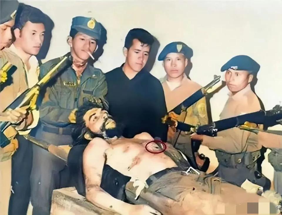 1967年，格瓦拉离世时，他的尸体被敌人剥光衣物，放在手术台上，没有任何生命迹象