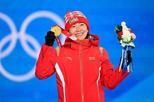 张杰说徐梦桃是中国的骄傲张杰这次的夸赞真的太戳人了，他在徐梦桃米兰冬奥会卫冕后，