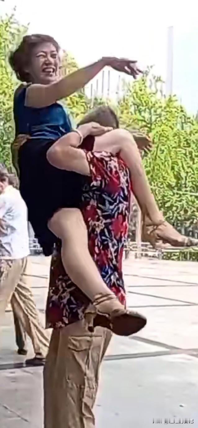 现在跳舞的大爷大妈真厉害，都跟演杂技一样，这万一失手，女的要是摔下来，估计以后再