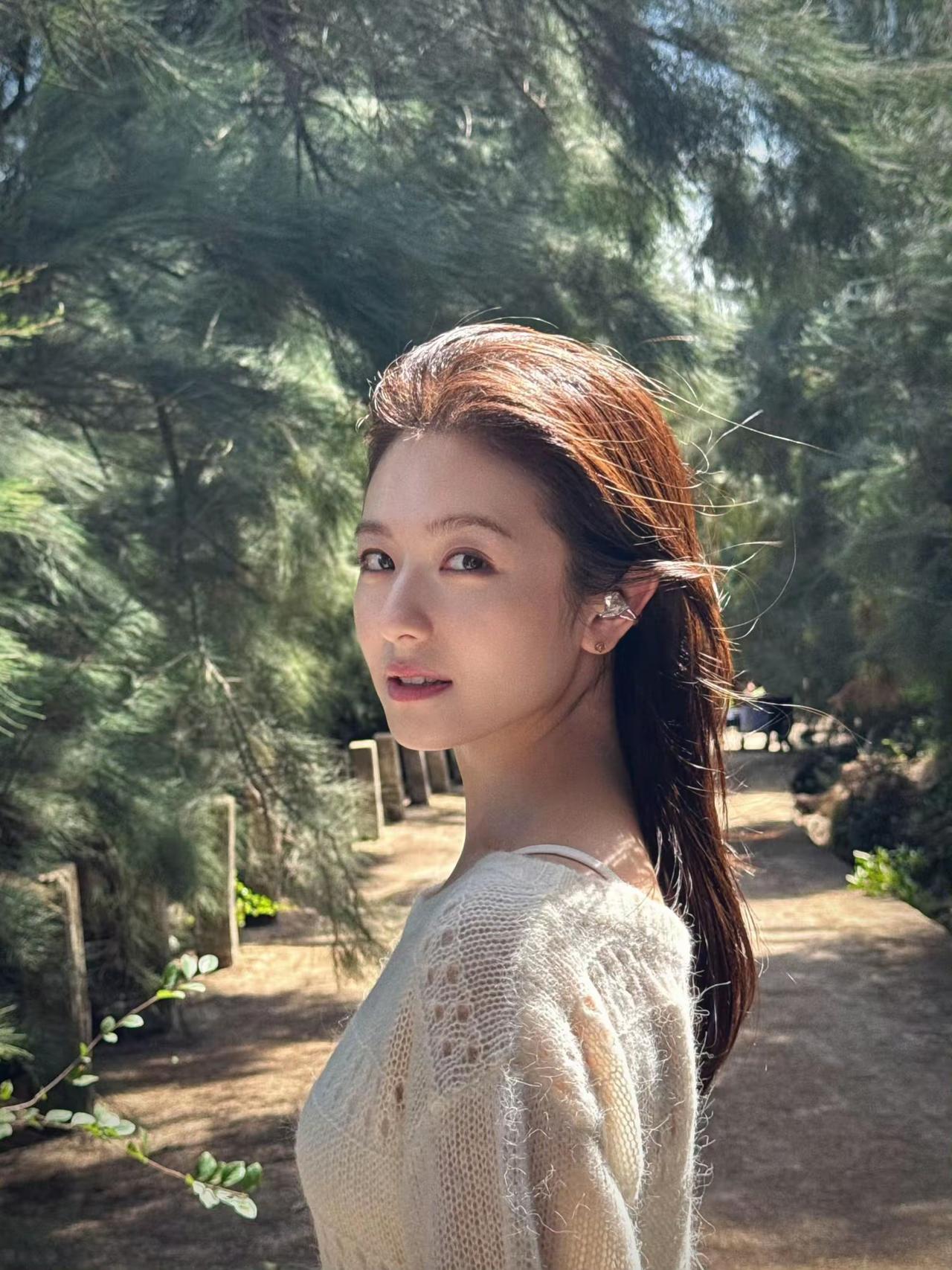 褪色的不是布料，是青春在布料上开出的花。