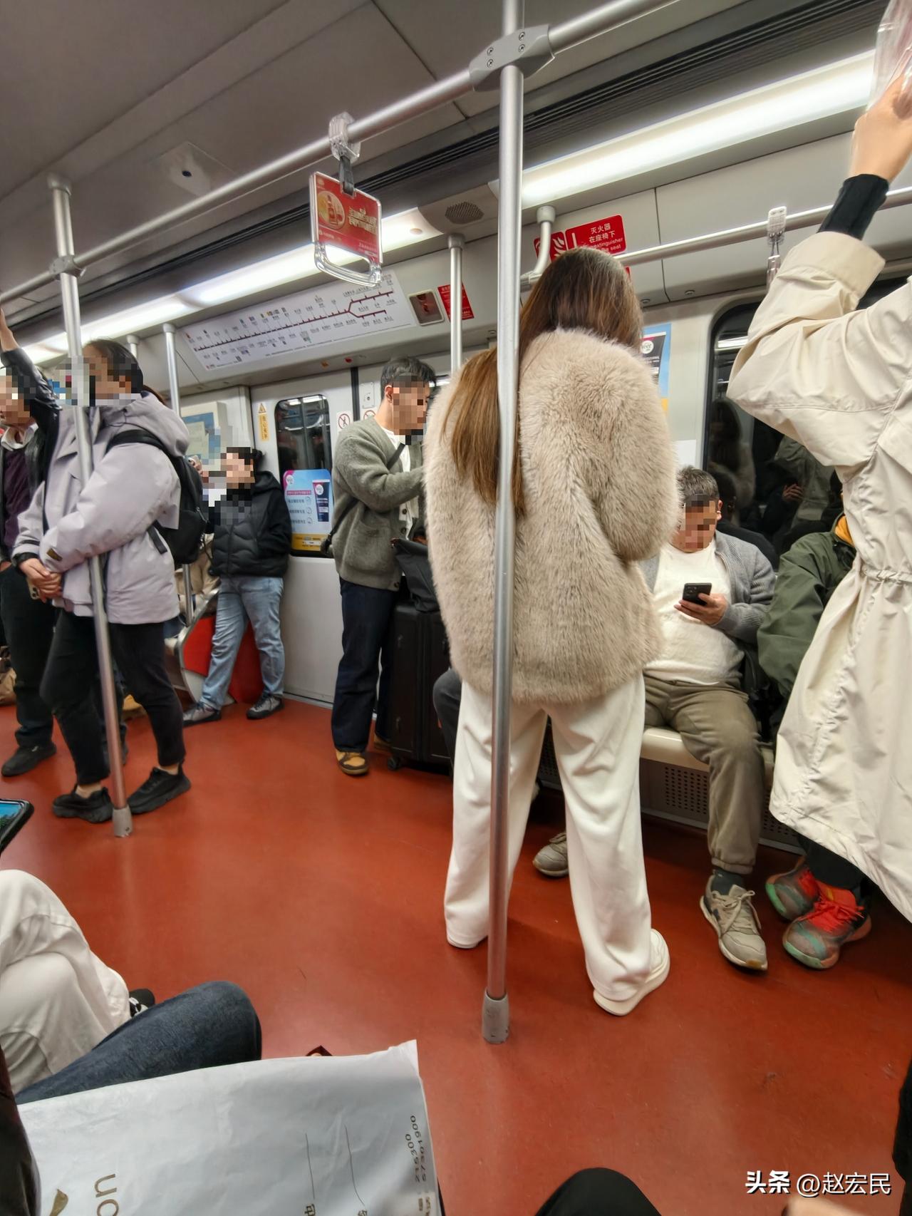 提醒一下我的朋友们，乘坐地铁的时候，不要这样整个靠在钢管上，别人没法握扶了。出门