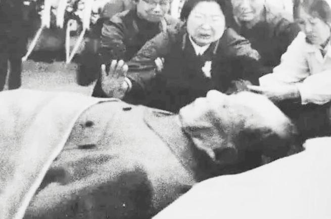 1976年，毛主席在北京逝世，在告别仪式上，毛主席的子大女儿李敏，对着父亲遗体失