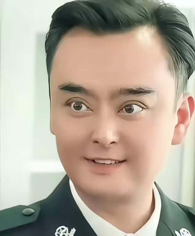 他是刚割了双眼皮还没有恢复好就出来拍戏了吗？ 