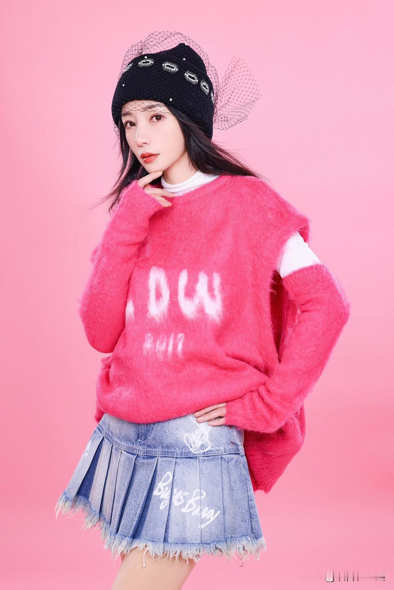 电影女星柳岩在社交媒体上发布了一组令人惊艳的冬天写真照片，引起了广泛的关注和热议
