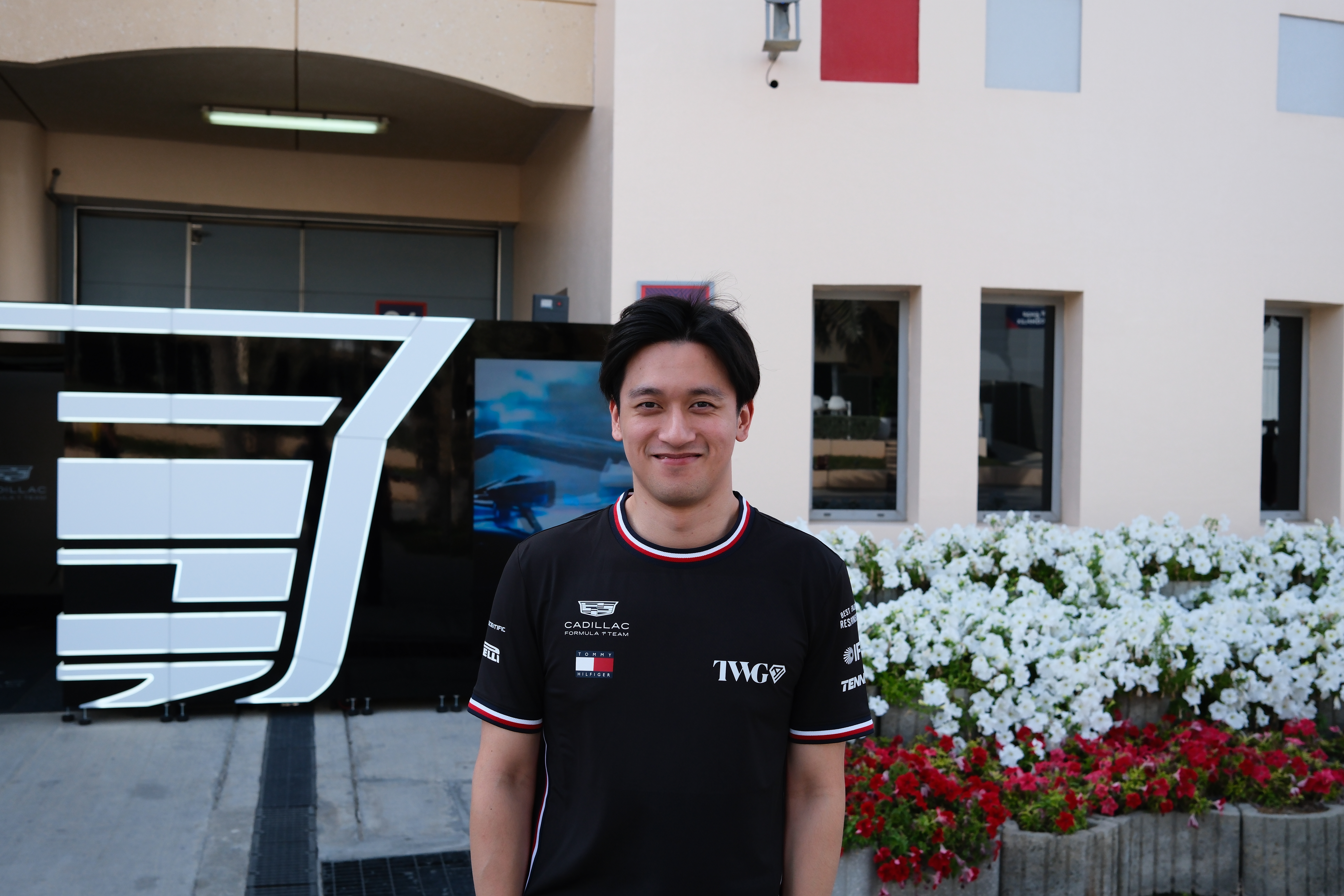 被我拉着强行营业的小周😂新赛季周冠宇将作为凯迪拉克车队储备车手，跟随车队征战全