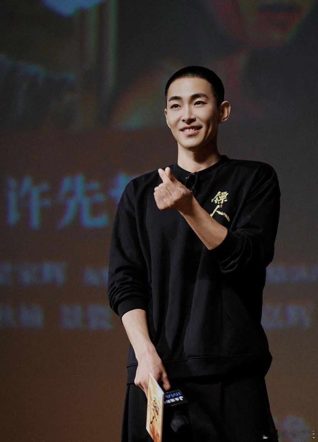 陈丽君白那日苏想演镖人更想演疯人 问想演谁，俩人齐刷刷指和伊玄。病娇疯批的魅力确