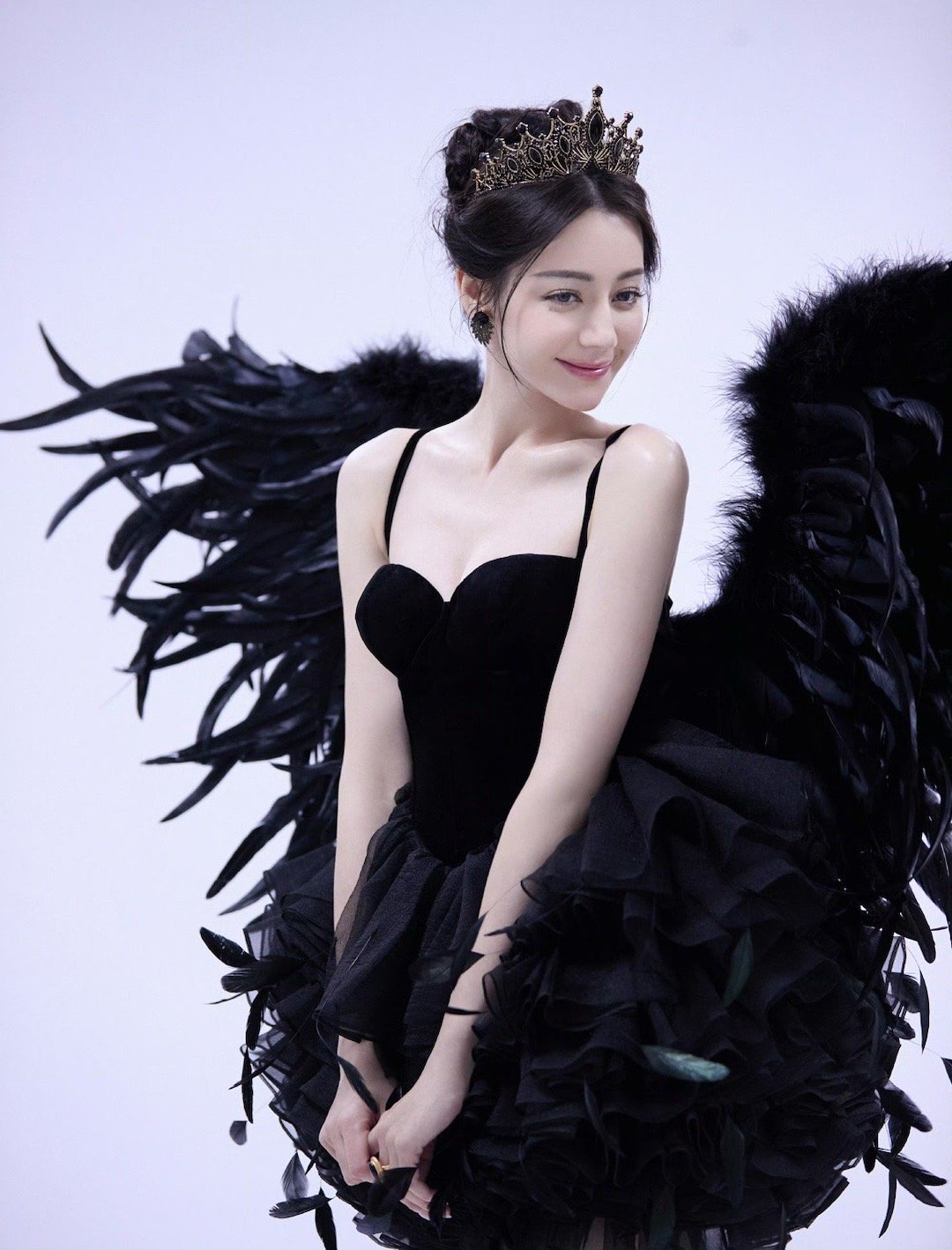 #迪丽热巴王冠黑羽女王#迪丽热巴好优雅的黑天鹅女王👑巴巴的每次妆造都能轻易俘获