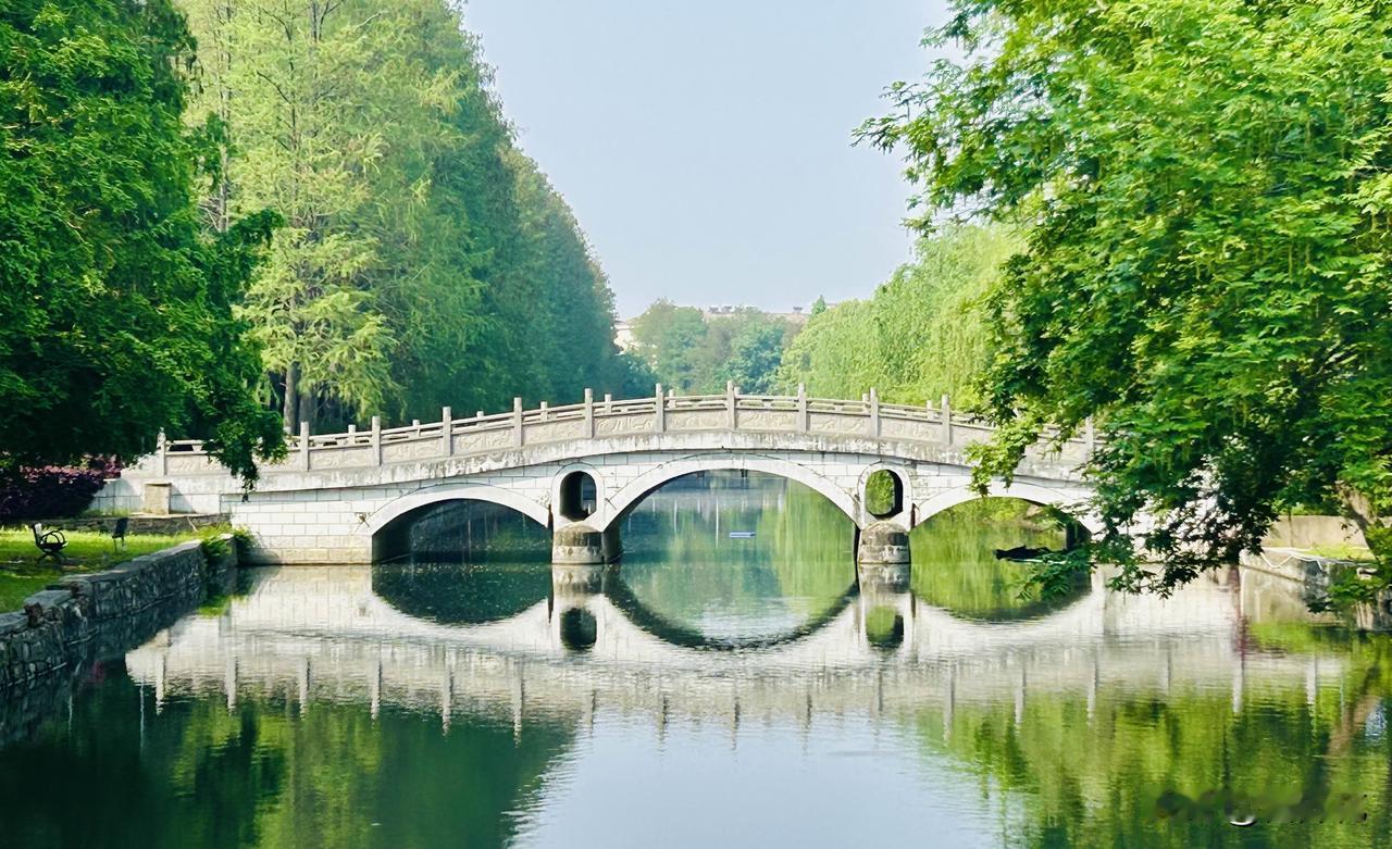 江南小桥的静谧之美（随手拍）。那天天气晴朗，我走进对面的大学，校内那座宁静的拱桥