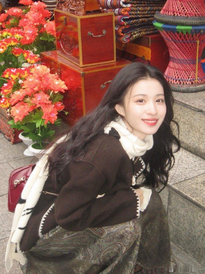 王楚然一出手就是神图被王楚然的藏袍造型惊艳！清冷气质与民族服饰完美契合，一眼万年