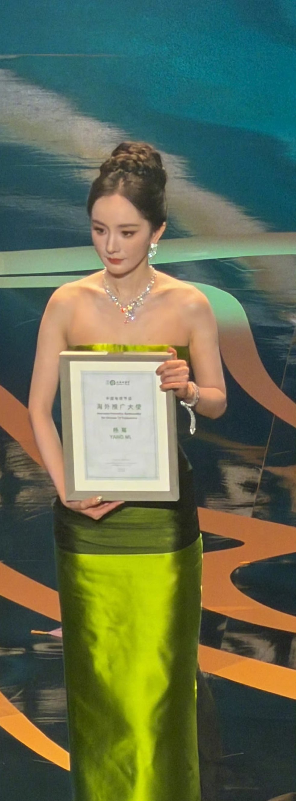 白宇杨幂中国电视节目海外推广大使恭喜杨幂宁绣绣💚带来台网双爆的品质好剧生万物，