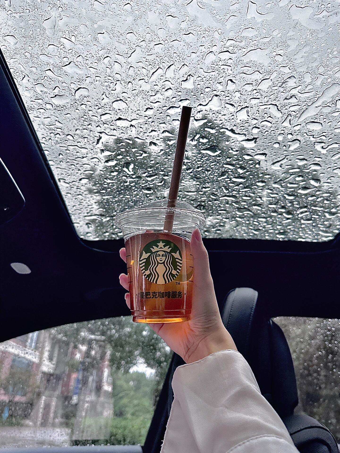 Plog|雨天拍照自带的氛围感☔️很喜欢下雨天雨天自带罗曼蒂克音效下班后 在车里