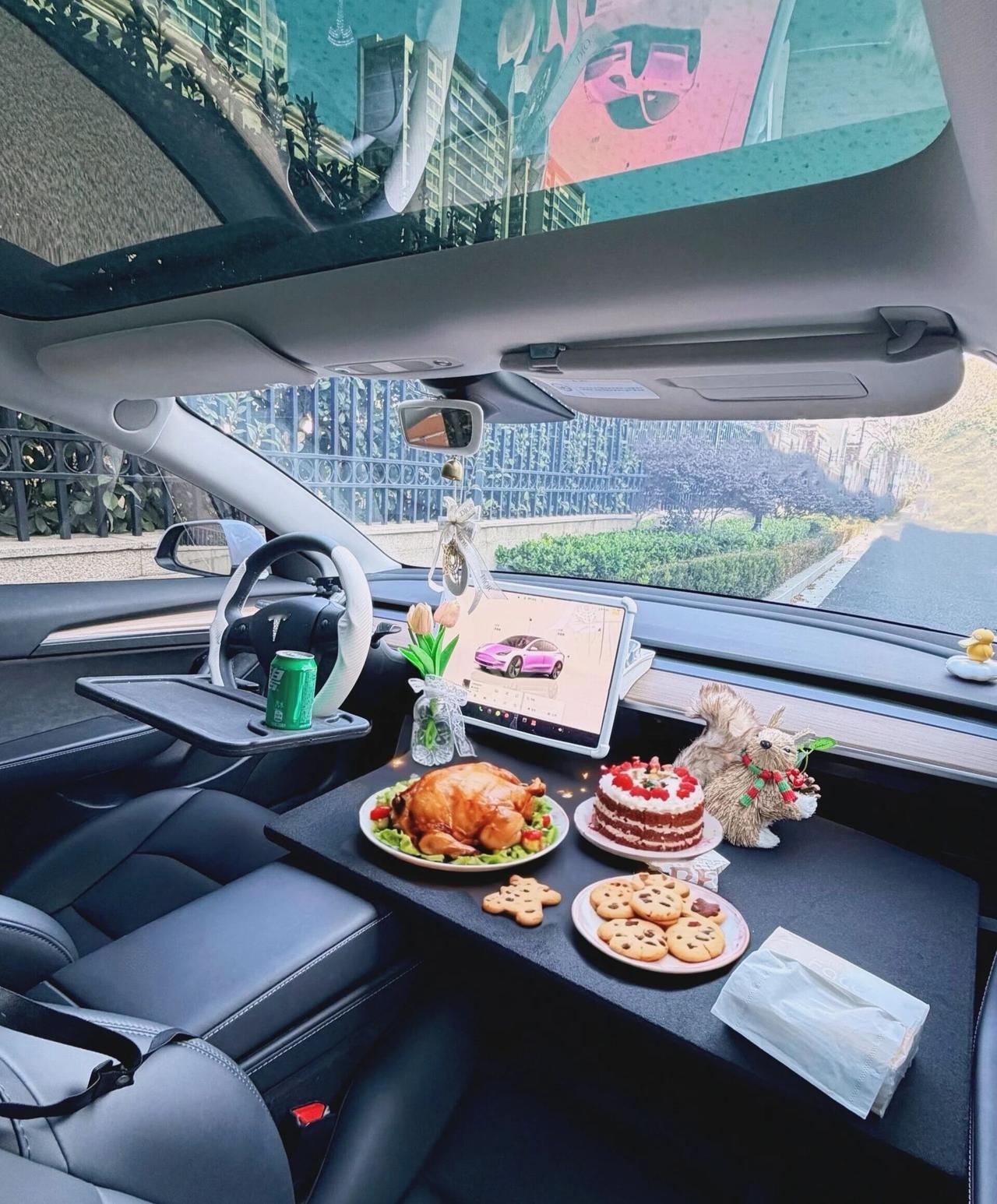 我竟是最后一个发现的？特斯拉自带小桌板也太实用了吧！我不会是最后一个才知道的吧…