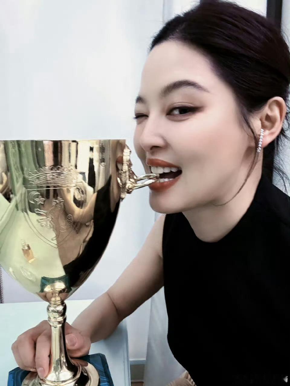 辛芷蕾拿下威尼斯影后，感觉在影视和时尚资源上确实对倪妮会有一点冲击。辛芷蕾拿下了