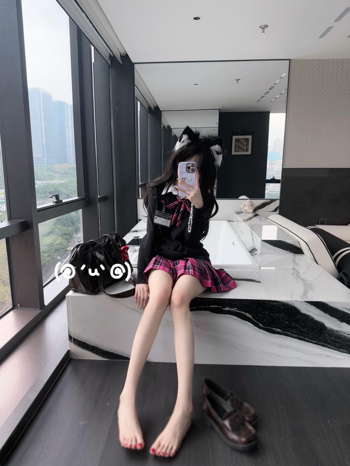 • ֊ •