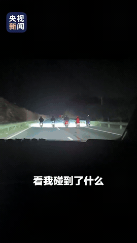 “太解气了！”近日，安徽某省道5人并排骑电动车堵住整条路，后车无法通行，无奈只能
