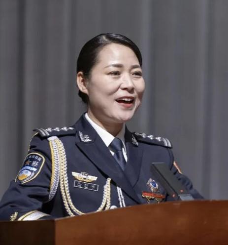 巾帼不让须眉！河南司法女警带娃途中勇斗持刀歹徒，面部留疤护平安
 
巾帼不让须眉