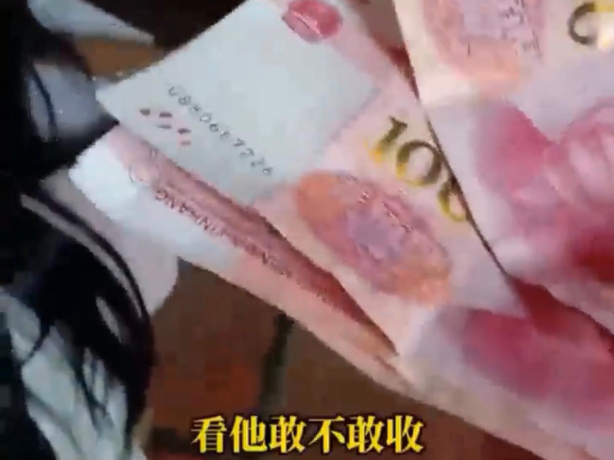 广东，一名父亲在女儿书包里翻出一张纸条，上面写着"明天带钱，不然有你好看"，他没