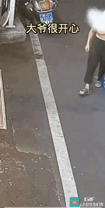 大爷：真好，今天有酒喝。
网友：这大爷中午我还给他让座呢？