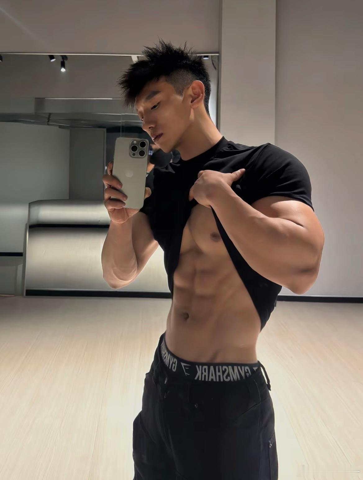 有段时间很喜欢这种风格的健身张宏涛[超话] ​​​
